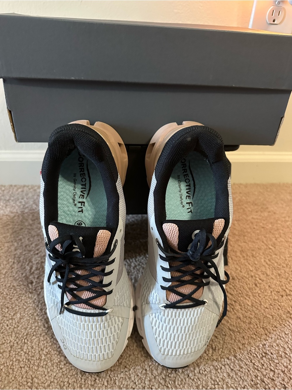 On Running Women's Cloudswift Sneakers in Light Gray and Black - Picture 5 of 9